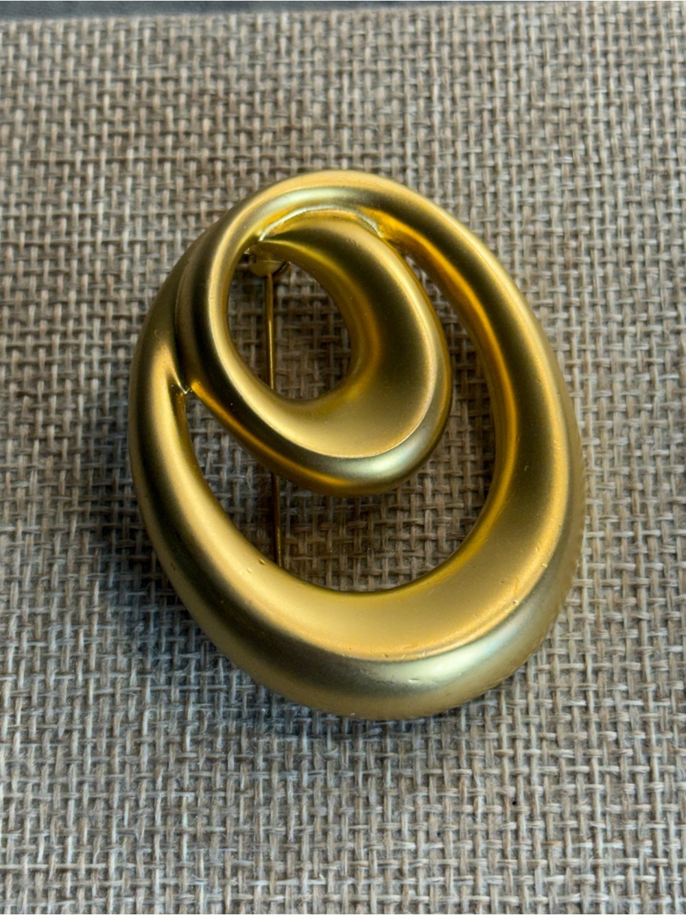 Vintage Modernist Minimalist Matte Gold Tone Swirl Oval Brooch 2.25"
